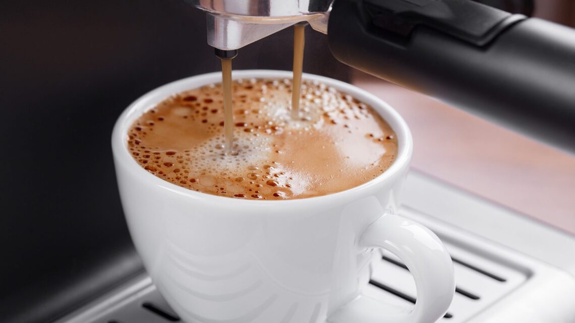 These Reviewer-Loved De'Longhi Espresso Machines Are All on Sale at Best Buy 