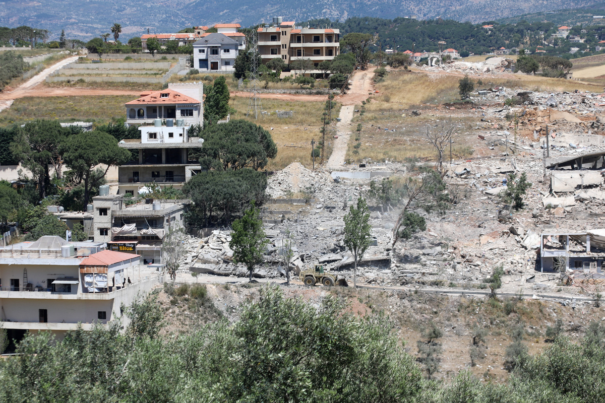 Machinery operates, as the Lebanese army opens a road, past buildings destroyed during the Israeli military campaign, in Dibbin, southern Lebanon June 4, 2026. REUTERS/Stringer