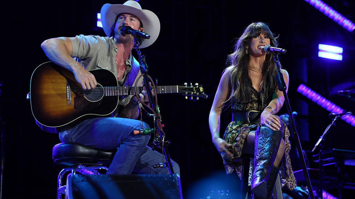 Country Star Left Bleeding After Getting Struck in Face by Fan's Phone 