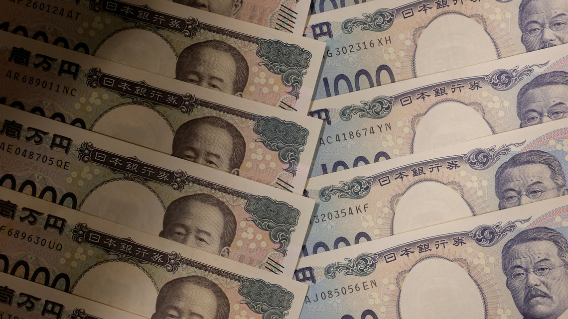 Euro set for weekly drop, yen eyes biggest gain since early September 