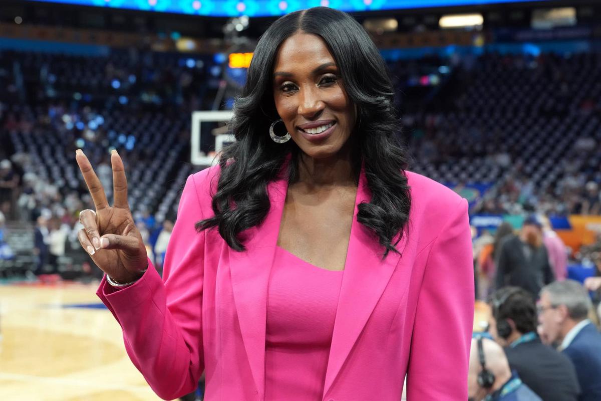  Lisa Leslie poses before the Final Four of the women's 2026 NCAA Tournament. © Kirby Lee-Imagn Images