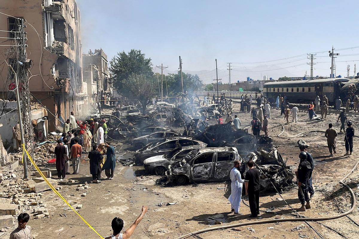 People and police officers gather after a blast near a railway track in Quetta, Pakistan, May 24, 2026. Picture taken with a mobile phone. REUTERS/Stringer     TPX IMAGES OF THE DAY