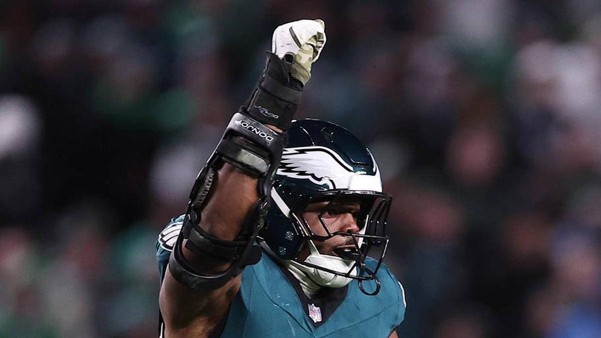  Nov 16, 2025; Philadelphia, Pennsylvania, USA; Philadelphia Eagles linebacker Nakobe Dean (17) reacts against the Detroit Lions during the second half at Lincoln Financial Field. Mandatory Credit: Bill Streicher-Imagn Images | Bill Streicher-Imagn Images 