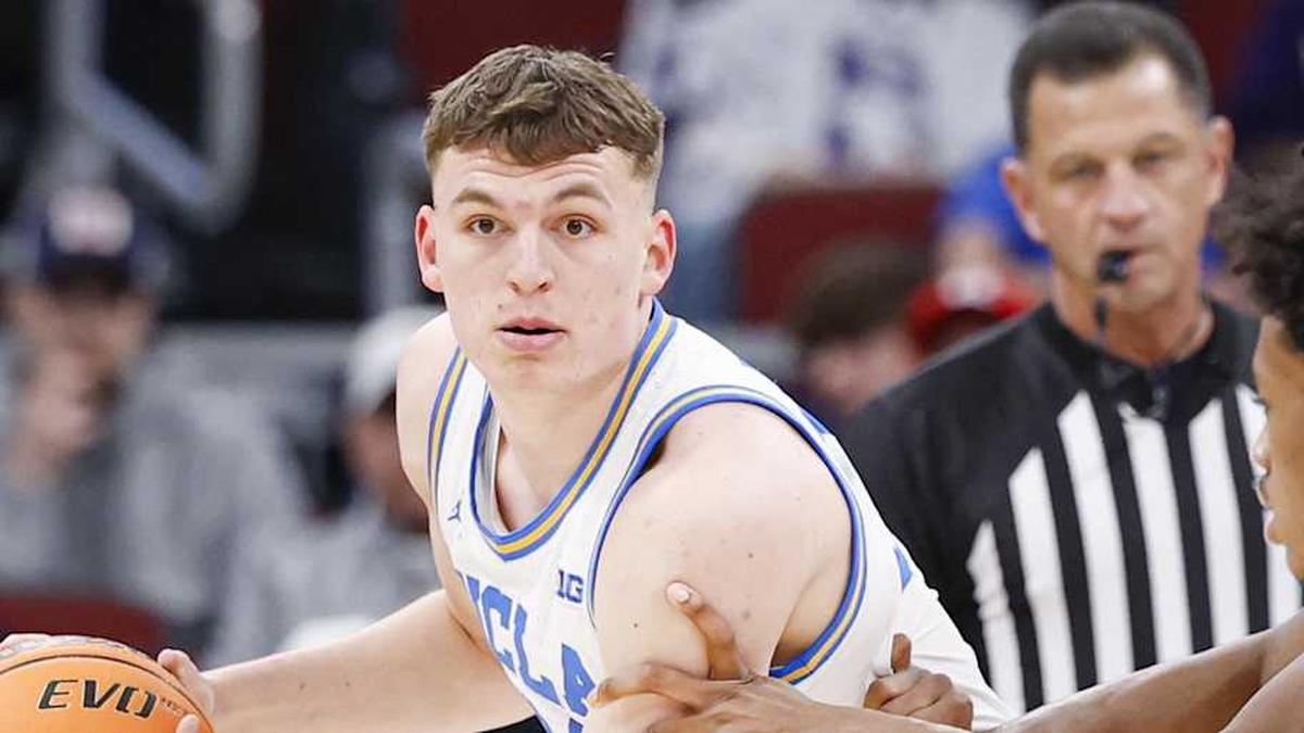  Mar 12, 2026; Chicago, IL, USA; UCLA Bruins forward Tyler Bilodeau (34) looks to pass the ball against the Rutgers Scarlet Knights during the first half at United Center. Mandatory Credit: Kamil Krzaczynski-Imagn Images | Kamil Krzaczynski-Imagn Images 