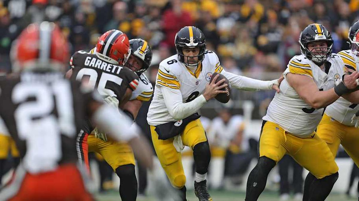  Pittsburgh Steelers quarterback Aaron Rodgers (8) scrambles during the second half of an NFL football game at Huntington Bank Field, Dec. 28, 2025, in Cleveland, Ohio. | Jeff Lange / USA TODAY NETWORK via Imagn Images 