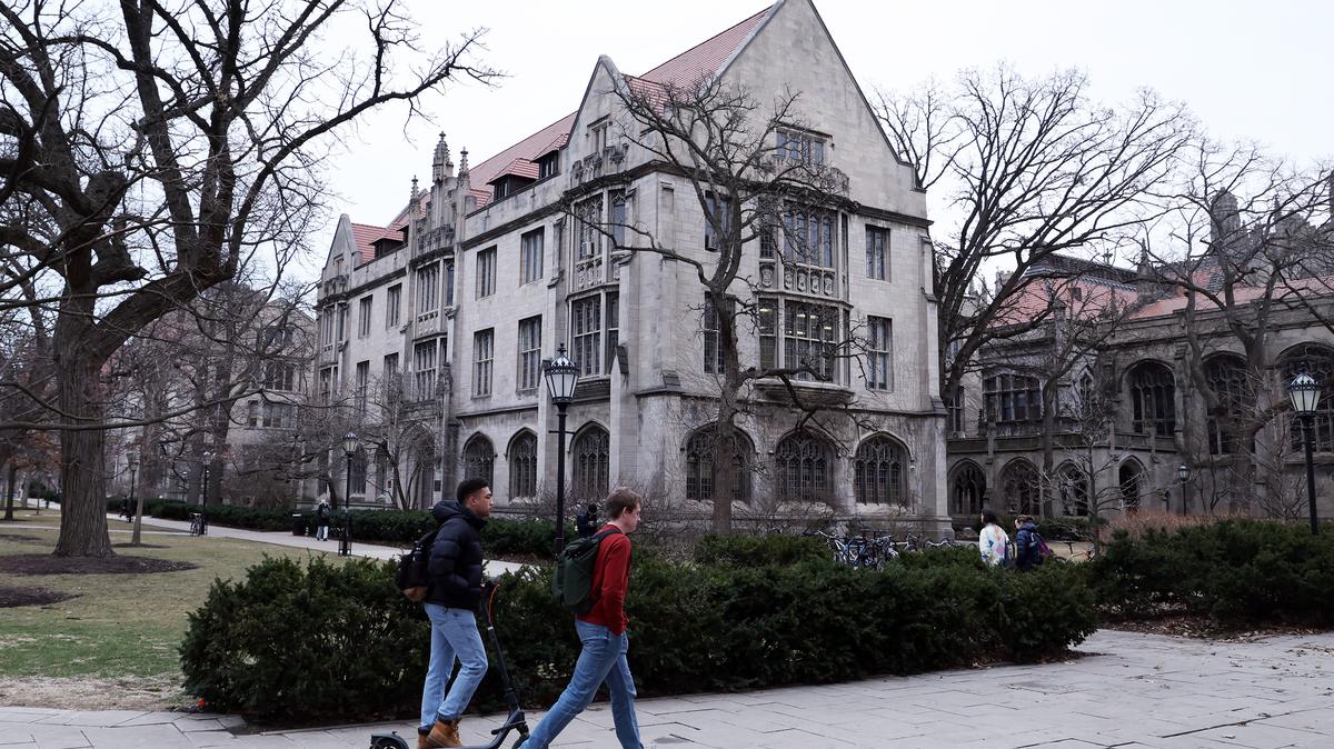 People walk on the Main Quad at the University of Chicago, Feb. 20, 2026. (Terrence Antonio James/Chicago Tribune)