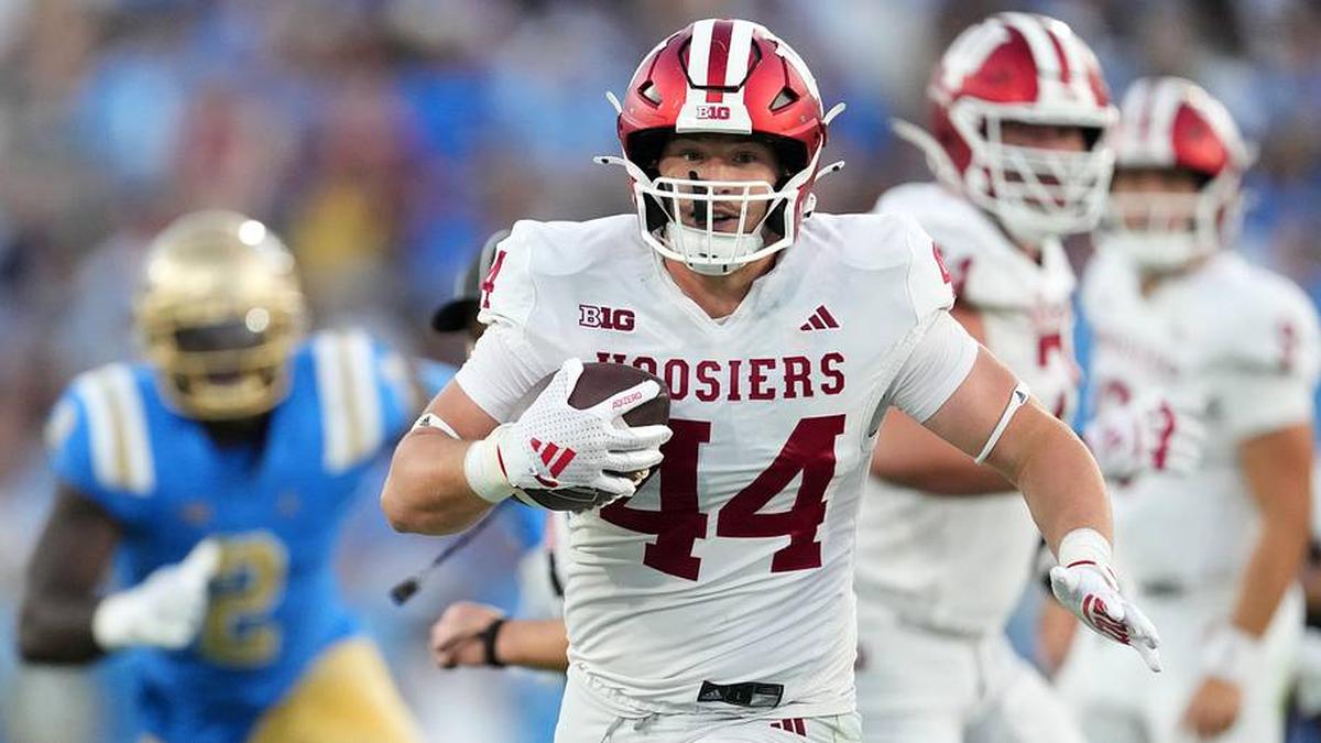  Sep 14, 2024; Pasadena, California, USA; Indiana Hoosiers tight end Zach Horton (44) carries the ball against the UCLA Bruins in the second half at Rose Bowl. Mandatory Credit: Kirby Lee-Imagn Images | Kirby Lee-Imagn Images 