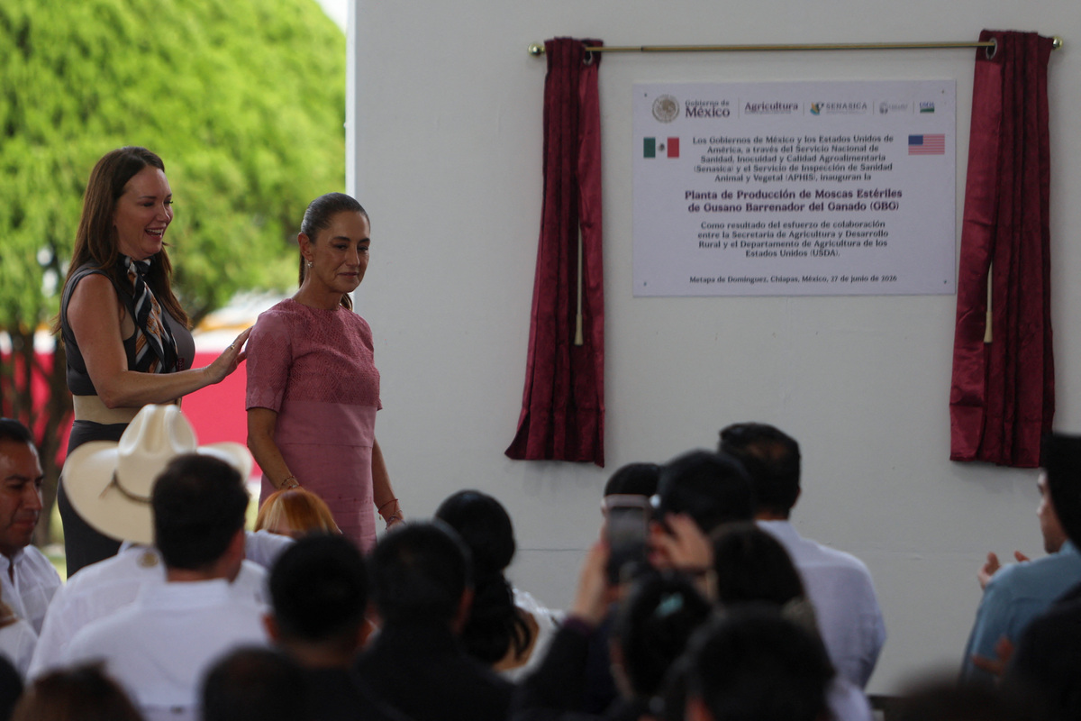 U.S. Agriculture Secretary Brooke Rollins and Mexican President Claudia Sheinbaum attend the opening of a sterile fly production plant, a key step to contain the cross-border spread of the New World screwworm and its impact on cattle trade, in Metapa de Dominguez, Chiapas state, Mexico, June 27, 2026. REUTERS/Damian Sanchez