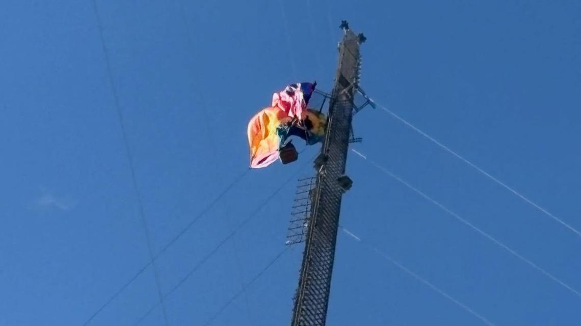 Watch: 2 rescued after hot air balloon crashes, dangles from Texas cell tower 