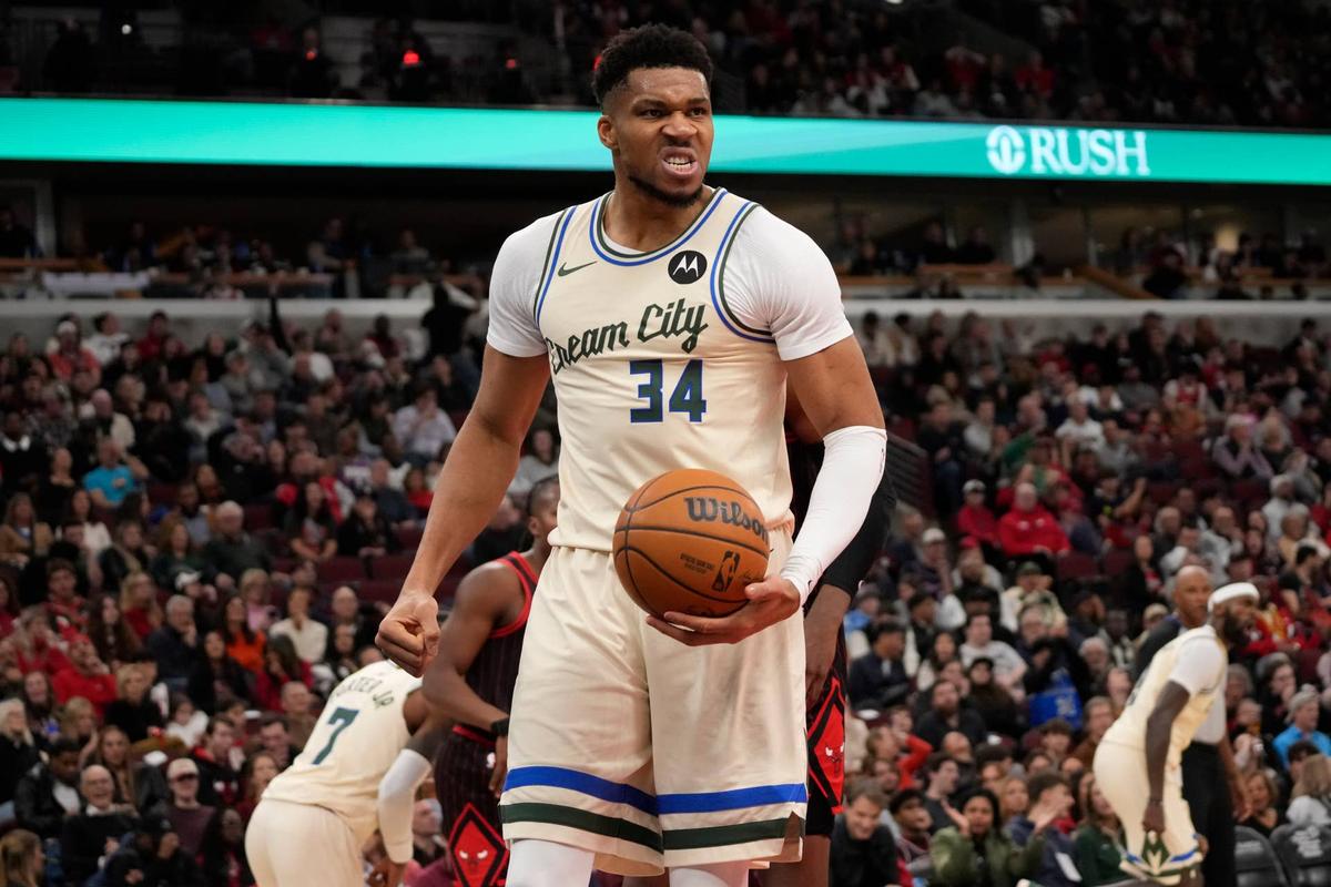  Milwaukee Bucks forward Giannis Antetokounmpo (34) reacts after scoring against the Chicago Bulls. 