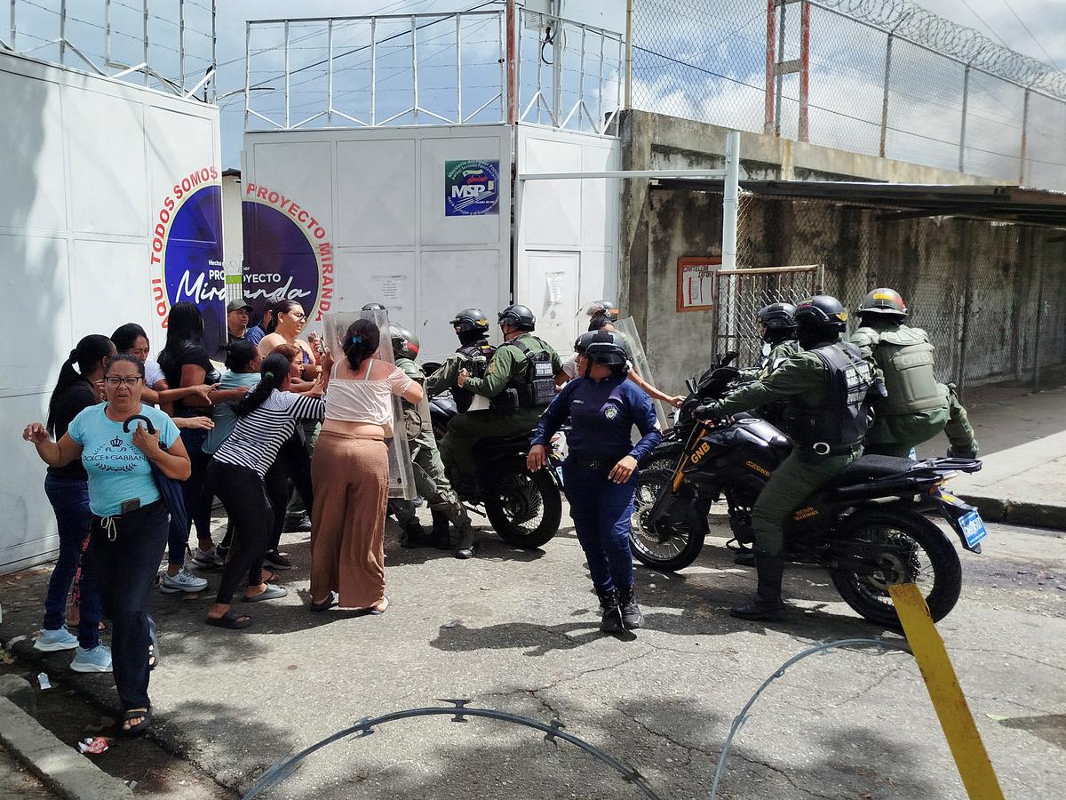Members of Venezuela's Bolivarian National Guard enter the Barinas Judicial Internment Center (Injuba), as relatives of inmates try to block their access, during a protest by inmates calling for the removal of the prison's director and against shootings, in Barinas, Venezuela, May 24, 2026. Picture taken with a mobile phone. REUTERS/Yonny Camacho