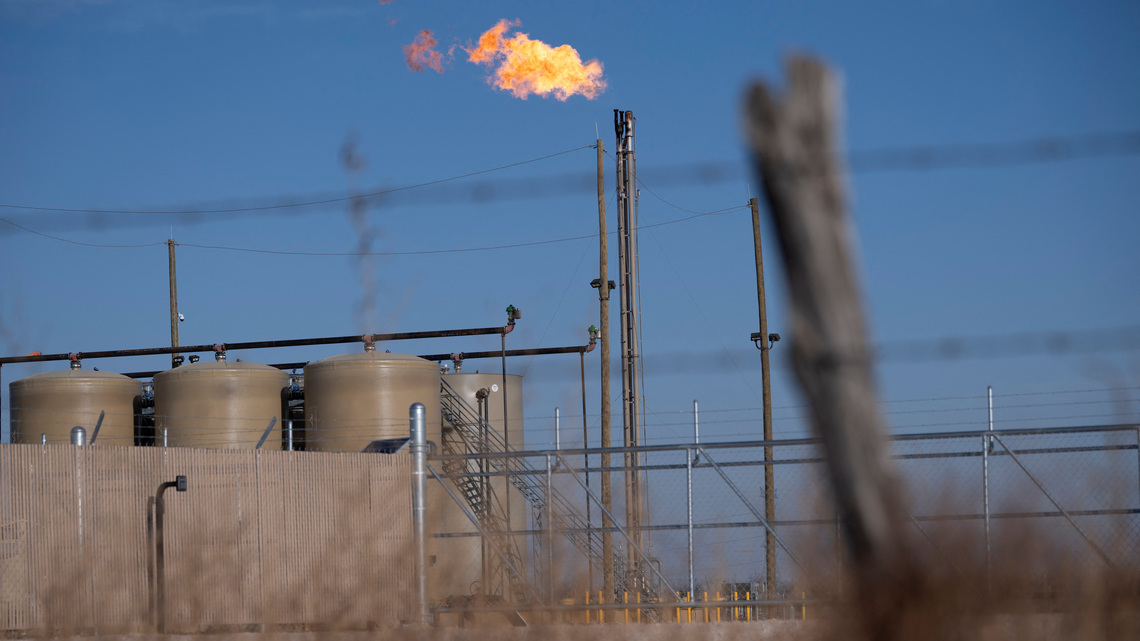 Oil climbs as market monitors US-Iran talks 