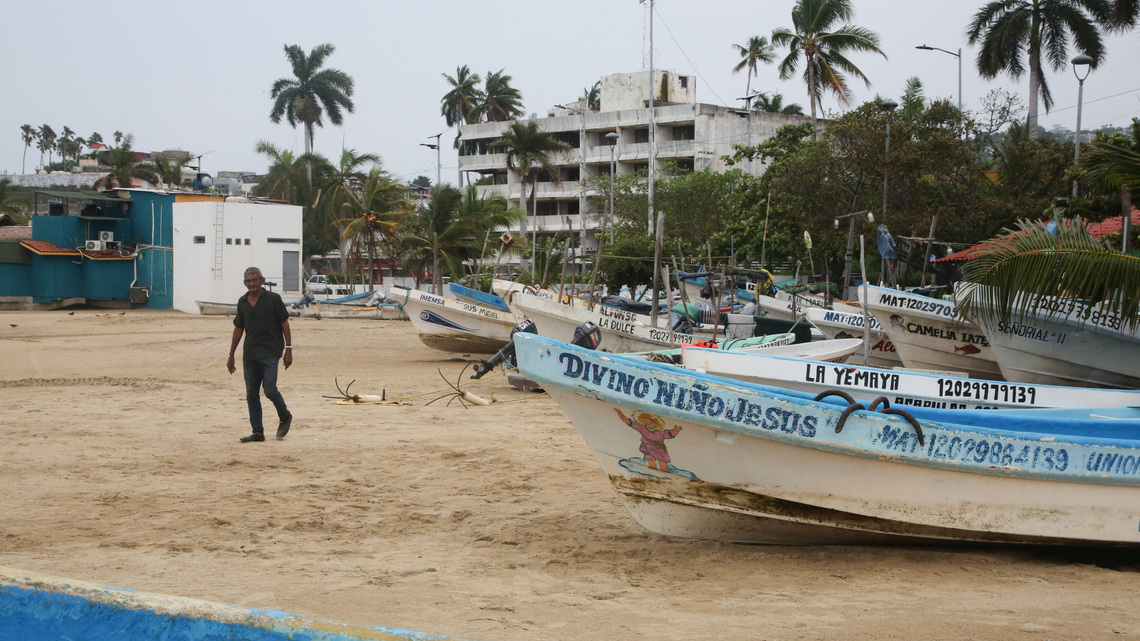 Hurricane Trudy gains strength near Mexico's coast, but is expected to weaken by Sunday 