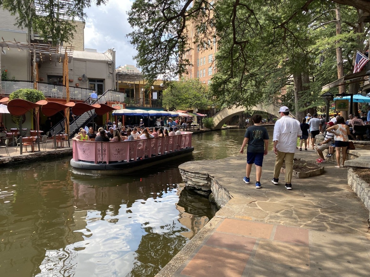  Boats passing pedestrians on the San Antonio River Walk. Photo credit: Kristin Shaw 