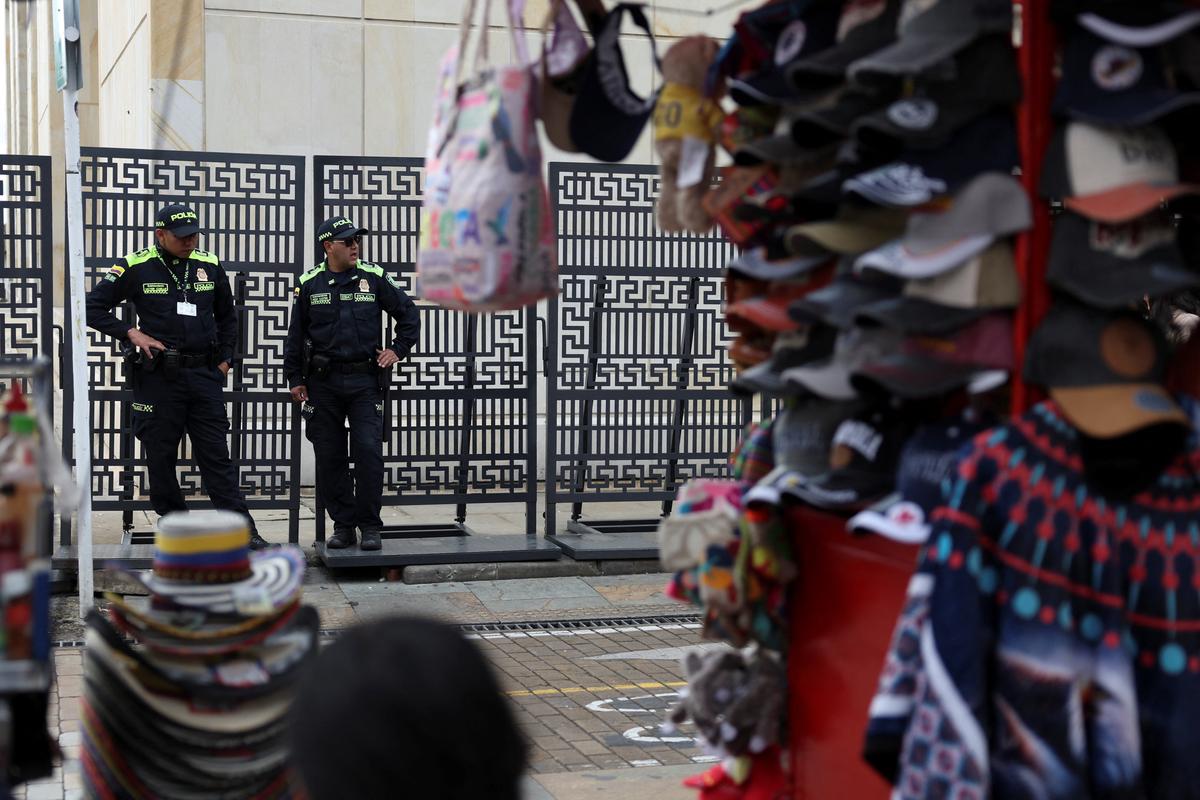 Police officers stand guard on the street ahead of the first round of the presidential election to be held on May 31, in Bogota, Colombia, May 29, 2026. REUTERS/Luisa Gonzalez