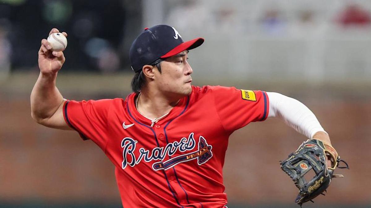  Atlanta Braves shortstop Ha-Seong Kim (9) throws the ball first base for the out against the Pittsburgh Pirates during the eighth inning at Truist Park. | Jordan Godfree-Imagn Images 