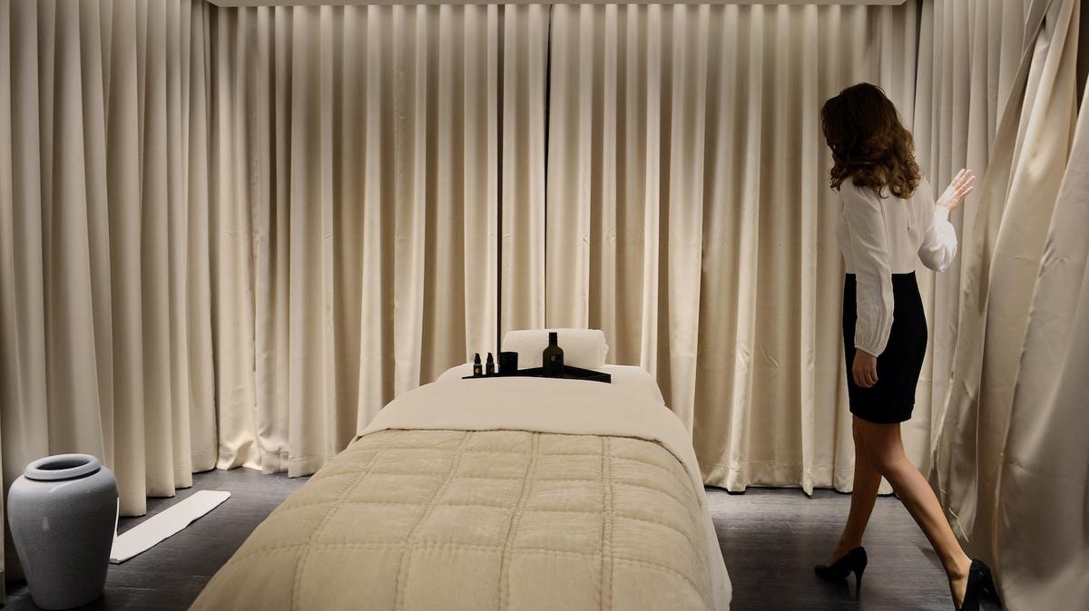 A picture taken on May 22, 2013, shows a woman at the spa of the luxury hotel "Prince de Galles" (Prince of Wales) in Paris. The Prince de Galles, on the Avenue George V in Paris reopened on May 16, 2013 under the "Luxury Collection" brand after two years of renovation. The luxury hotel, with 159 rooms, a restaurant and bar, was built in 1928 and was closed since February 2011. The hotel received a fifth star on its reopening. AFP PHOTO / FRANCK FIFE (Photo by Franck FIFE / AFP)