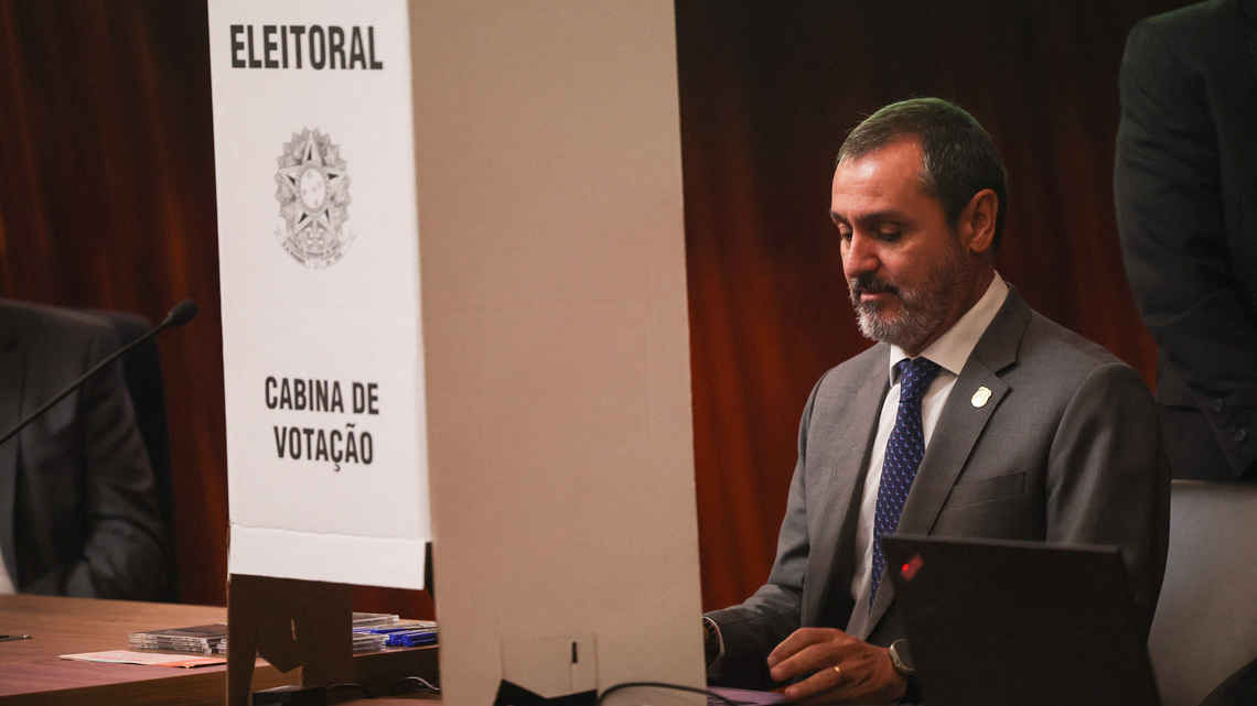 Brazil judge steps into Supreme Court power struggle, orders police chief reinstated 