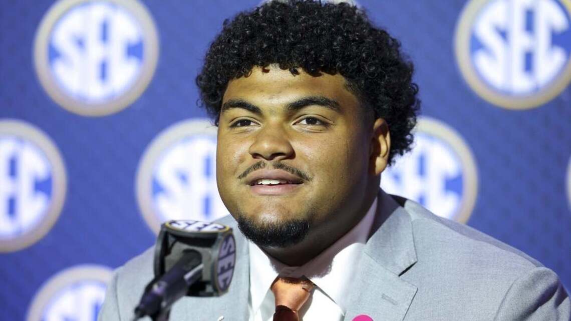 Report: Texas LT Trevor Goosby nursing bone bruise on knee
