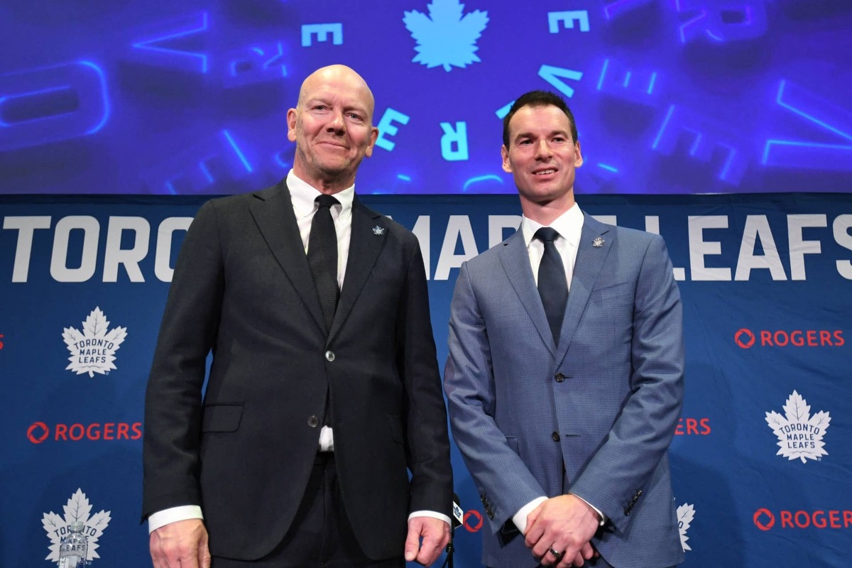  Toronto Maple Leafs new senior executive advisor Mats Sundin (l) and general manager John Chayka pose for picture. Dan Hamilton-Imagn Images