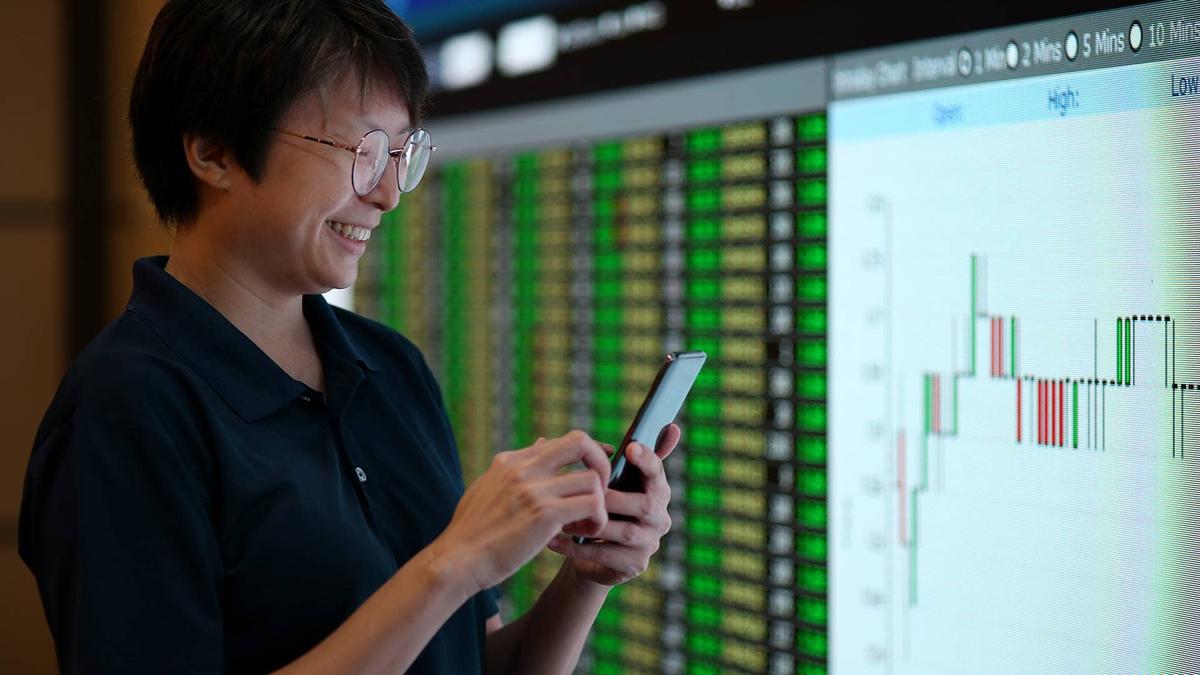  T+1 settlement speeds up trade completion to one day, reducing risk, tightening funding timelines, and reshaping tax and liquidity planning for investors. 