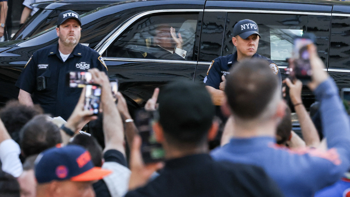 U.S. President Donald Trump waves to fans as he arrives at Madison Square Garden ahead of NBA Finals game 3 between the New York Knicks and the San Antonio Spurs in New York, on June 8, 2026. (Charly Triballeau/AFP/Getty Images/TNS)
