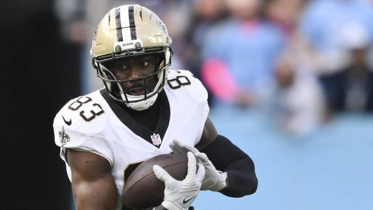  Dec 28, 2025; Nashville, Tennessee, USA; New Orleans Saints tight end Juwan Johnson (83) runs the ball against the Tennessee Titans during the second half of the game at Nissan Stadium. | Steve Roberts-Imagn Images 