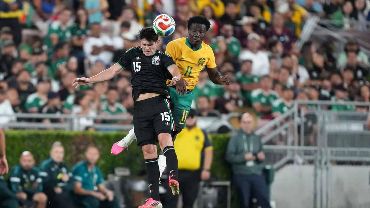 May 30, 2026; Pasadena, California, USA; Mexico centre back Israel Reyes (15) and Australia player Nestory Irankunda (11) head the ball in the second half at Rose Bowl Stadium. Mandatory Credit: Kirby Lee-Imagn Images