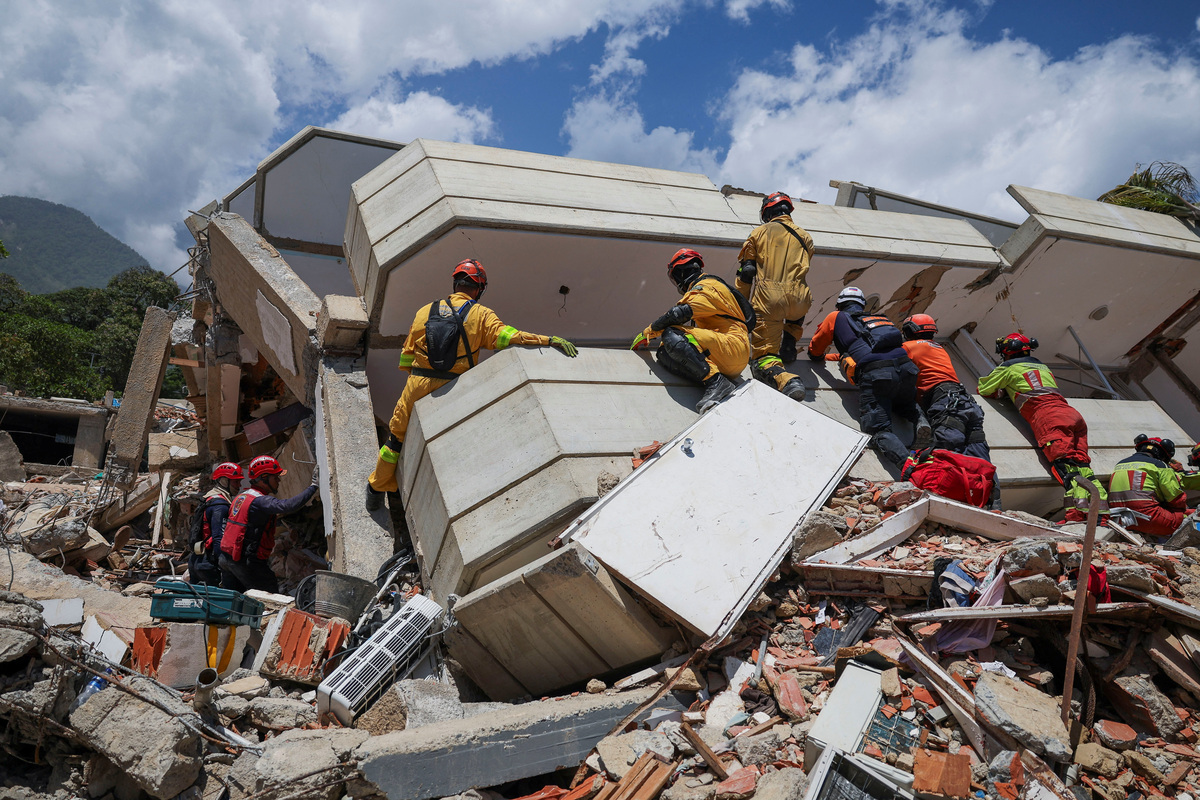 Rescuers work at the site of a collapsed building, in the aftermath of earthquakes, in La Guaira, Venezuela, July 1, 2026. REUTERS/Ricardo Arduengo
