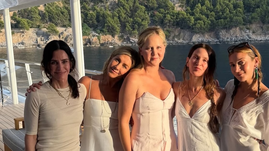 Amy Schumer Shows Off Weight Loss in Rare Pic With Jen Aniston, Courteney Cox 