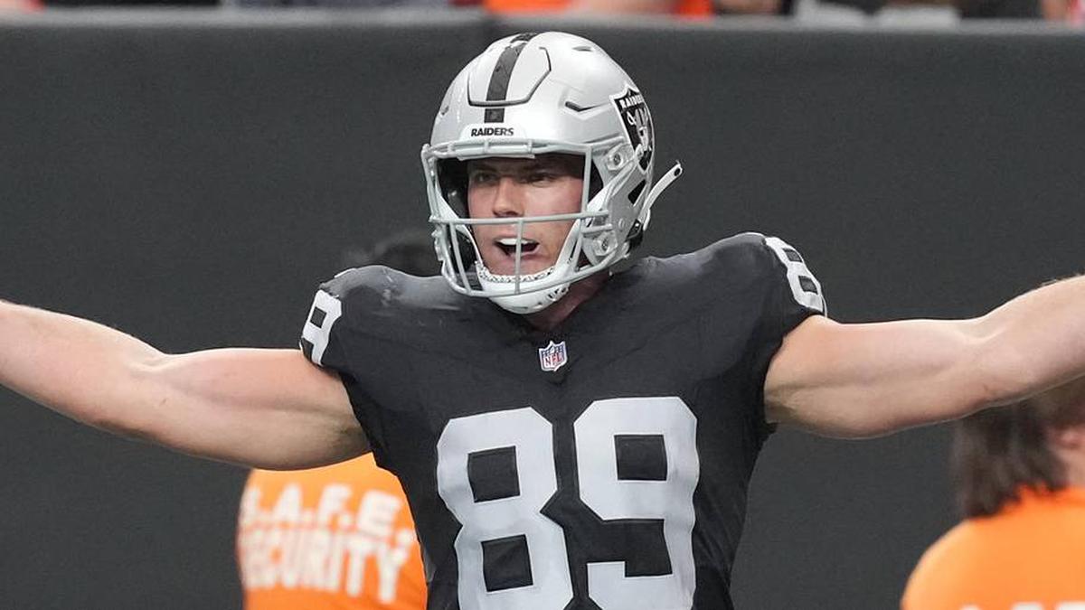  Dec 7, 2025; Paradise, Nevada, USA; Las Vegas Raiders tight end Brock Bowers (89) reacts after catching a touchdown against the Denver Broncos during the first half at Allegiant Stadium. Mandatory Credit: Kirby Lee-Imagn Images | Kirby Lee-Imagn Images 