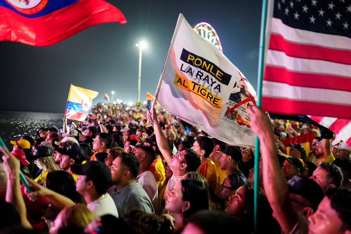Supporters of Colombian presidential candidate Abelardo De La Espriella of the political movement Defenders of the Homeland react as De La Espriella addresses them after the results of the first round of the presidential election, in Barranquilla, Colombia May 31, 2026. REUTERS/Sergio Acero