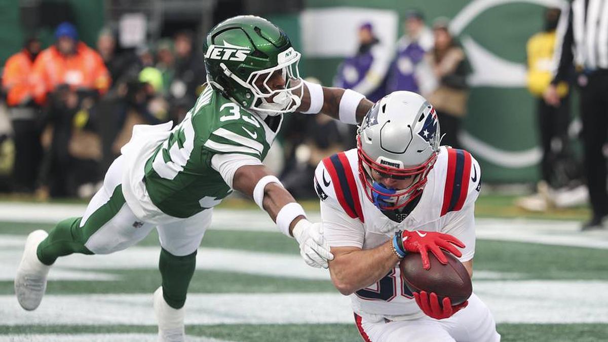  Dec 28, 2025; East Rutherford, New Jersey, USA; New England Patriots wide receiver Efton Chism III (86) makes a touchdown catch against New York Jets cornerback Jordan Clark (33) during the second half of the game at MetLife Stadium. Mandatory Credit: Vincent Carchietta-Imagn Images | Vincent Carchietta-Imagn Images 