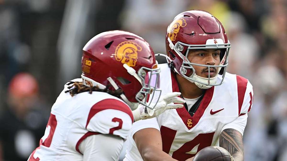  Sep 13, 2025; West Lafayette, Indiana, USA; Southern California Trojans quarterback Jayden Maiava (14) hands off the ball to Southern California Trojans running back Waymond Jordan (2) during the first quarter at Ross-Ade Stadium. Mandatory Credit: Marc Lebryk-Imagn Images | Marc Lebryk-Imagn Images 