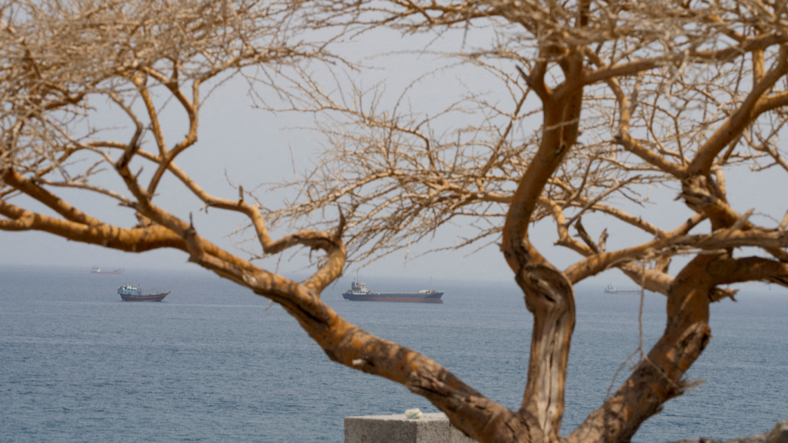 Hormuz shipping traffic falls to one-week low amid hostilities 