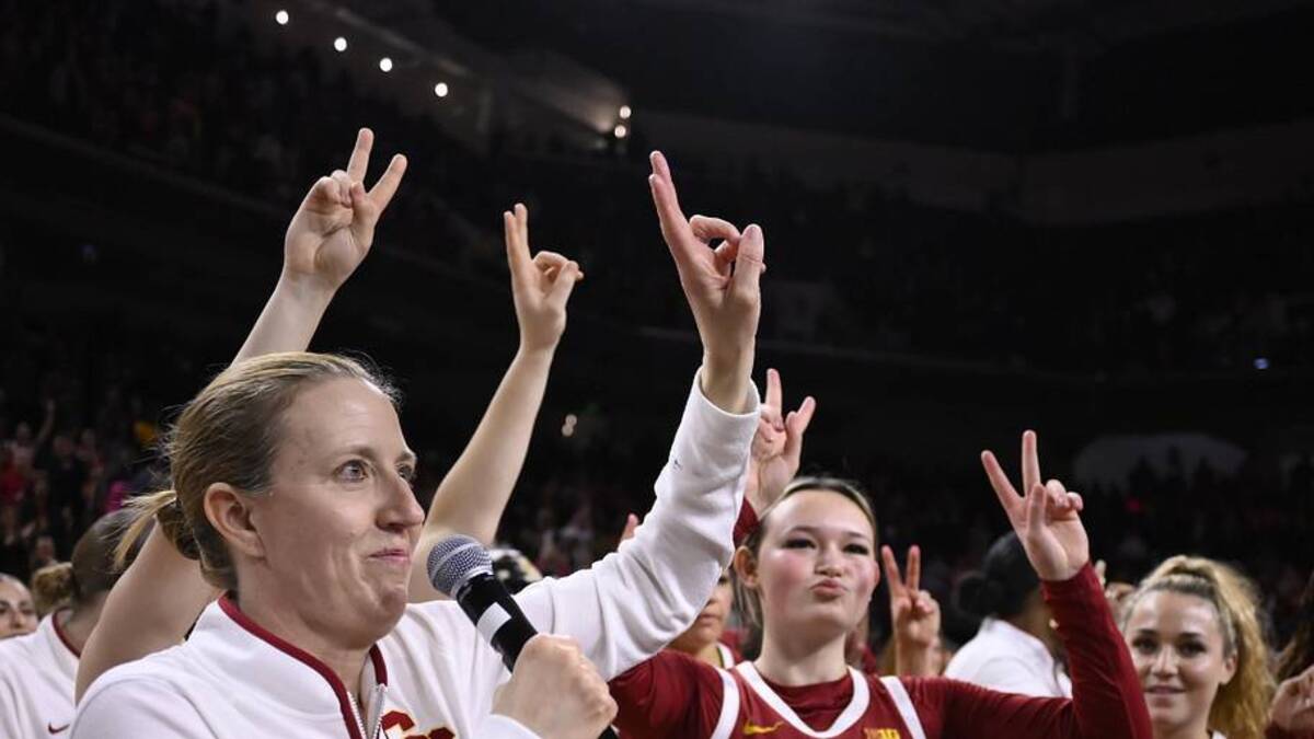  Feb 13, 2025; Los Angeles, California, USA; USC Trojans head coach Lindsay Gottlieb and her players celebrate defeating the UCLA Bruins at Galen Center. The Bruins came into the game ranked #1 in the country. Mandatory Credit: Robert Hanashiro-Imagn Images | Robert Hanashiro-Imagn Images 