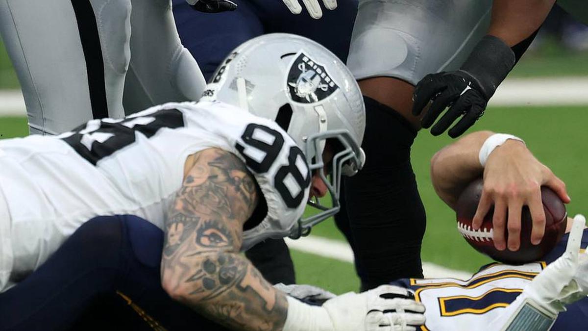  Nov 30, 2025; Inglewood, California, USA; Las Vegas Raiders defensive end Maxx Crosby (98) sacks Los Angeles Chargers quarterback Justin Herbert (10) during the second half at SoFi Stadium. Mandatory Credit: Kiyoshi Mio-Imagn Images | Kiyoshi Mio-Imagn Images 