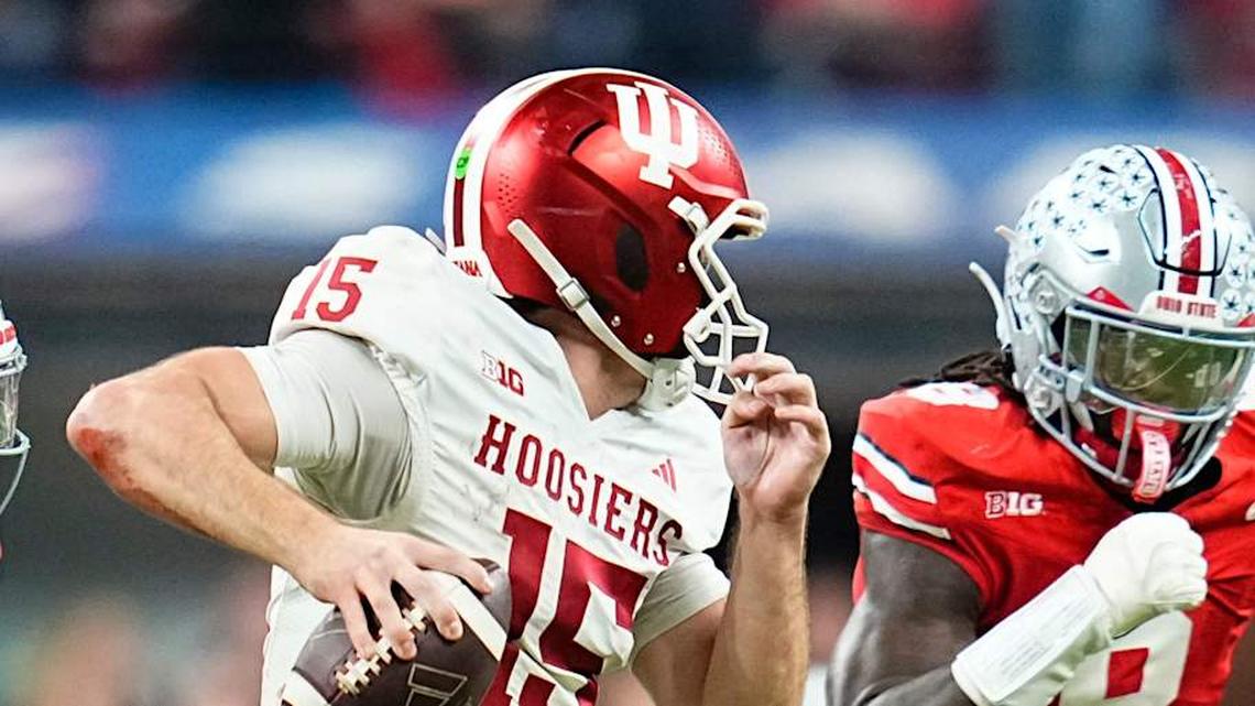  Indiana Hoosiers quarterback Fernando Mendoza (15) scrambles past Ohio State Buckeyes linebacker Sonny Styles (0) and linebacker Arvell Reese (8) during the Big Ten Conference championship game at Lucas Oil Stadium in Indianapolis on Dec. 6, 2025. Ohio State lost 13-10. | Adam Cairns/Columbus Dispatch / USA TODAY NETWORK via Imagn Images 