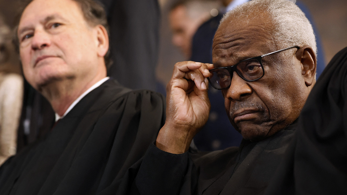 US-POLITICS-TRUMP-INAUGURATION. US Supreme Court Associate Justices Samuel Alito (L) and Clarence Thomas wait for their opportunity to leave the stage at the conclusion of the inauguration ceremonies in the Rotunda of the US Capitol on January 20, 2025 in Washington, DC.