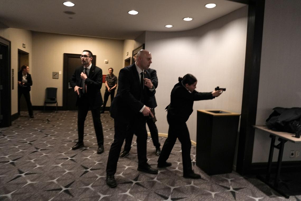 Agentes del Servicio Secreto con armas desenfundadas en el Washington Hilton, donde se celebra la cena de la Asociación de Corresponsales de la Casa Blanca, en Washington, el sábado 25 de abril de 2026.