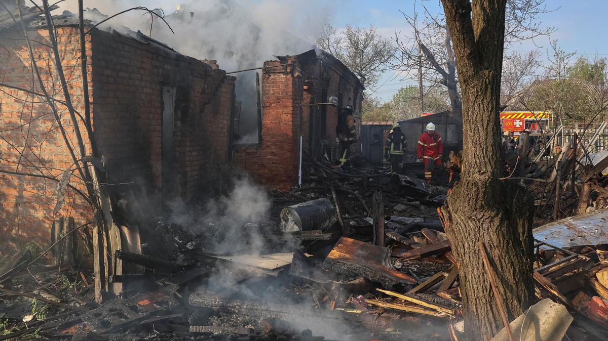 Rescuers work at the site of the private house hit by a Russian drone strike, amid Russia's attack on Ukraine, in Kharkiv, Ukraine May 6, 2026.  REUTERS/Vyacheslav Madiyevskyy