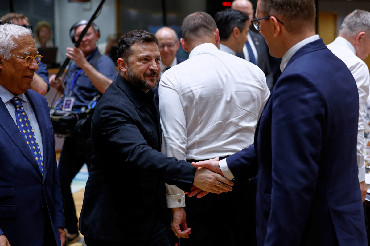 Ukraine's President Volodymyr Zelenskyy shakes hands with Finland's Prime Minister Petteri Orpo next to European Council President Antonio Costa during a round table meeting at the EU summit in Brussels, Belgium, June 18, 2026. Geert Vanden Wijngaert/Pool via REUTERS
