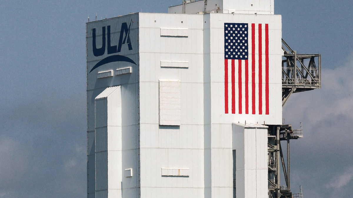 The Boeing CST-100 Starliner capsule topping a United Launch Alliance Atlas V rocket rolls out of the UAL Vertical Integration Building, headed for launch complex 41 at Cape Canaveral Space Force Station on May 17, 2022. (Joe Burbank/Orlando Sentinel/TNS)