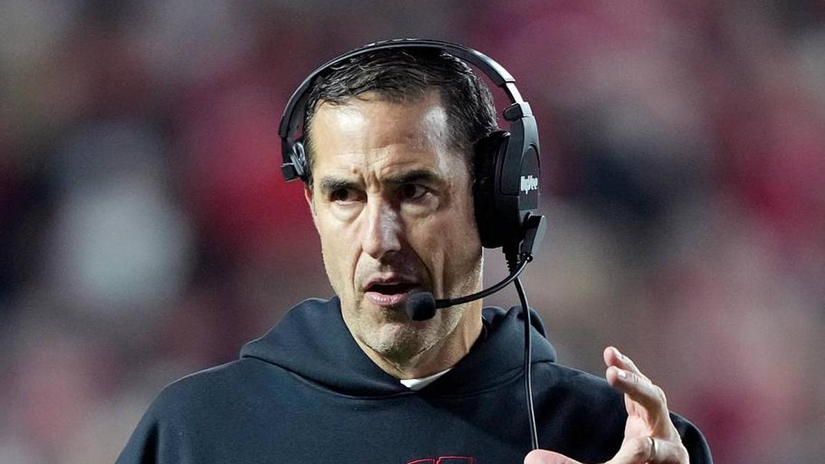  Nov 22, 2025; Madison, Wisconsin, USA; Wisconsin Badgers head coach Luke Fickell talks to his team during the second half against the Illinois Fighting Illini at Camp Randall Stadium. Mandatory Credit: Kayla Wolf-Imagn Images | Kayla Wolf-Imagn Images 