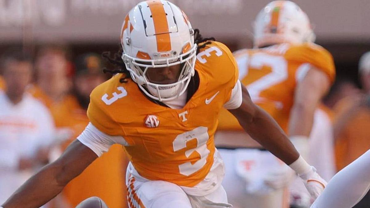  Oct 19, 2024; Knoxville, Tennessee, USA; Alabama Crimson Tide wide receiver Ryan Williams (2) is unable to make a catch while against Tennessee Volunteers defensive back Jermod McCoy (3) during the first quarter at Neyland Stadium. Mandatory Credit: Alan Poizner-Imagn Images | Alan Poizner / USA TODAY NETWORK via Imagn Images 