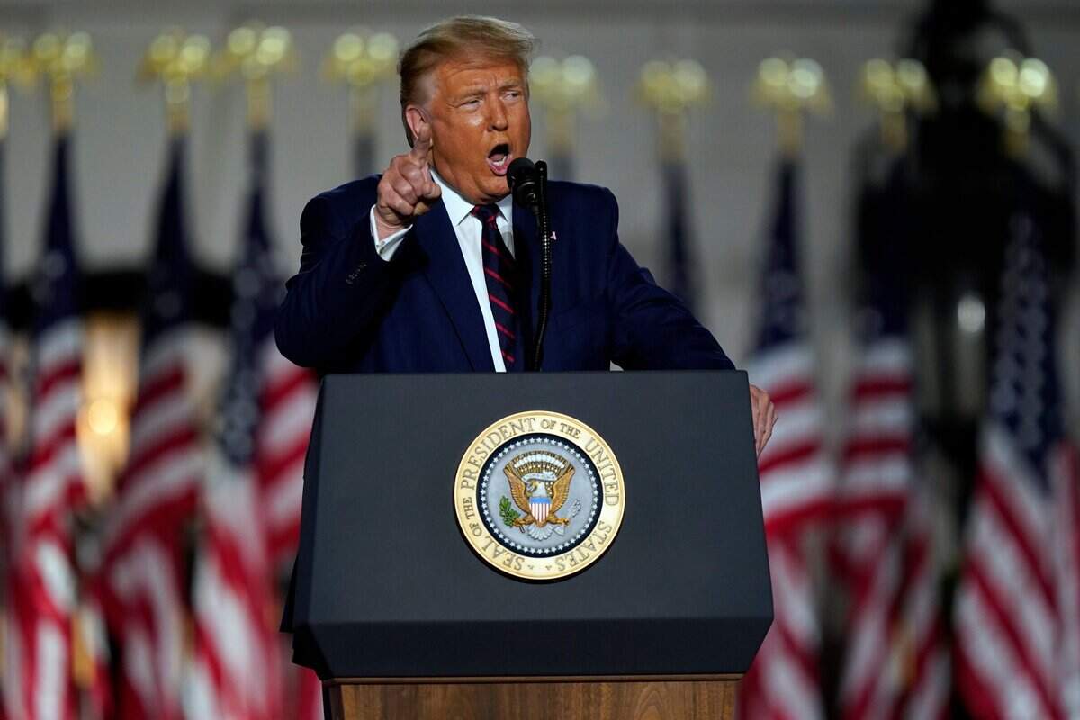 El presidente Donald Trump habla desde el Jardín Sur de la Casa Blanca el cuarto día de la Convención Nacional Republicana, el jueves 27 de agosto de 2020 en Washington.