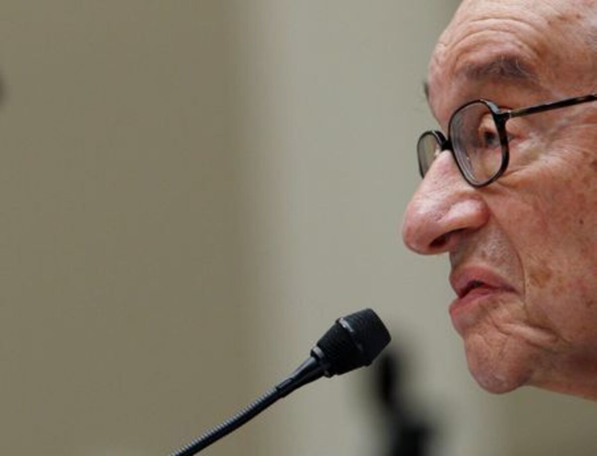 FILE PHOTO: Former Federal Reserve Board Chairman Alan Greenspan testifies before the Financial Crisis Inquiry Commission hearing on Capitol Hill in Washington, April 7, 2010.REUTERS/Kevin Lamarque/File Photo