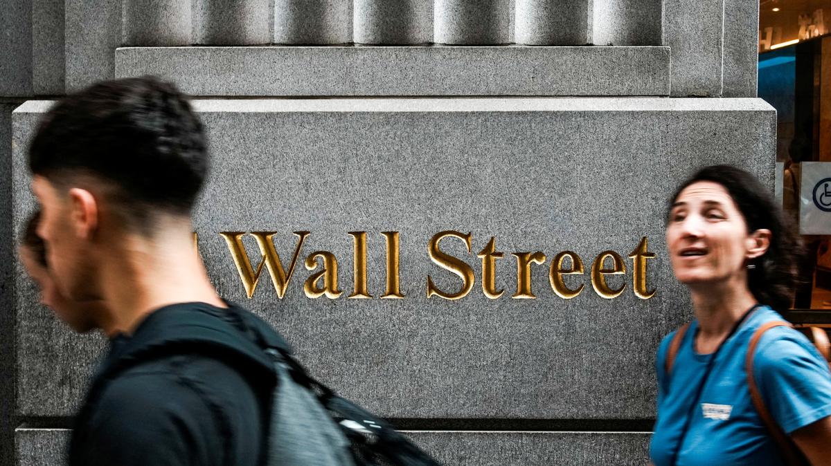 People walk near the New York Stock Exchange (NYSE) in New York City, New York, U.S., August 7, 2025.  REUTERS/Eduardo Munoz