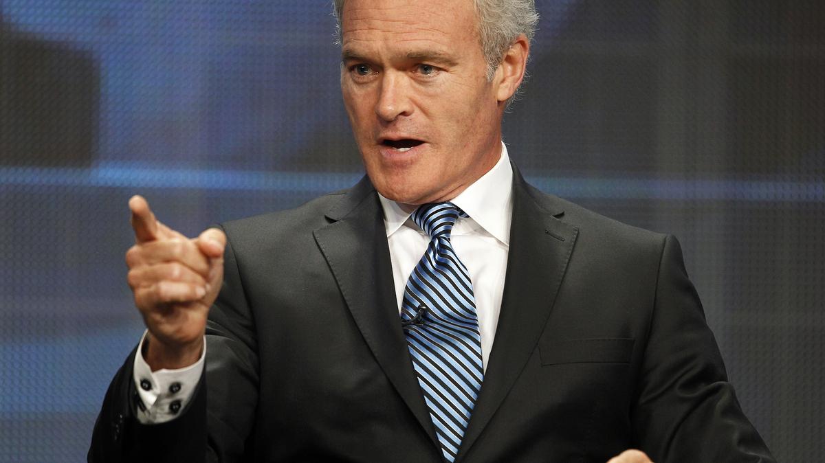 Scott Pelley, anchor and managing editor CBS Evening News, speaks at the CBS Television Network's 2011 Summer Television Critics Association Press Tour in Beverly Hills, California August 3, 2011.  REUTERS/Fred Prouser/File Photo