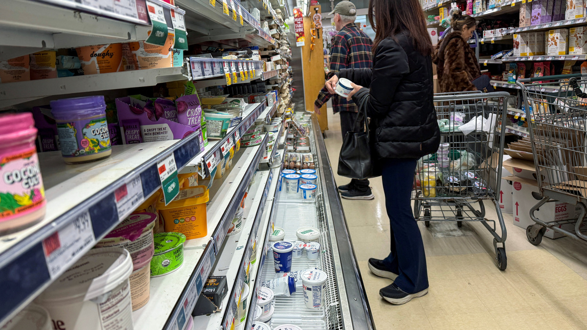 People shop for groceries at a store in Manhasset, New York, U.S., November 19, 2025. REUTERS/Shannon Stapleton